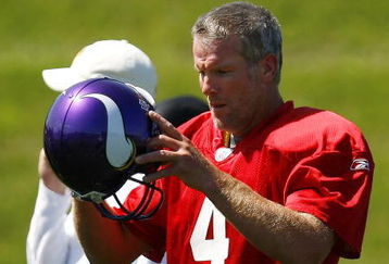 EDEN PRAIRIE, MN - AUGUST 18:  Brett Favre #4 finishes a passing drill during a Minnesota Vikings practice session on August 18, 2009 at Winter Park in Eden Prairie, Minnesota. Favre has reportedly agreed to play for the Vikings, a reversal of his announced retirement.  (Photo by Scott A. Schneider/Getty Images)