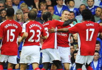 Thomas Vermaelen of Arsenal is congratulated by teammates after scoring his teams second goal during the Barclays Premier League match between Everton and Arsenal at Goodison Park on August 15, 2009 in Liverpool, England. (Photo by Michael Regan/Getty Images)