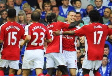Thomas Vermaelen of Arsenal is congratulated by teammates after scoring his teams second goal during the Barclays Premier League match between Everton and Arsenal at Goodison Park on August 15, 2009 in Liverpool, England. (Photo by Michael Regan/Getty Images)