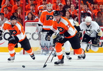 PHILADELPHIA - APRIL 25:  Jeff Carter #17 of the Philadelphia Flyers skates against the Pittsburgh Penguins during Game Six of the Eastern Conference Quarterfinal Round of the 2009 NHL Stanley Cup Playoffs  at the Wachovia Center on April 25, 2009 in Philadelphia, Pennsylvania. The Penguins defeated the Flyers 5-3 to win the series 4 games to 2.  (Photo by Jim McIsaac/Getty Images)
