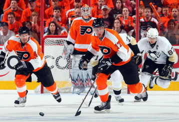 PHILADELPHIA - APRIL 25:  Jeff Carter #17 of the Philadelphia Flyers skates against the Pittsburgh Penguins during Game Six of the Eastern Conference Quarterfinal Round of the 2009 NHL Stanley Cup Playoffs  at the Wachovia Center on April 25, 2009 in Philadelphia, Pennsylvania. The Penguins defeated the Flyers 5-3 to win the series 4 games to 2.  (Photo by Jim McIsaac/Getty Images)
