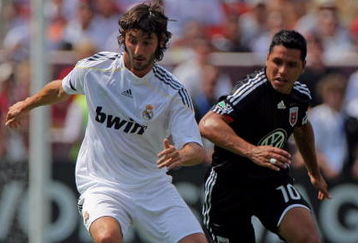 LANDOVER, MD - AUGUST 09:  Esteban Granero #23 of Real Madrid controls the ball against D.C. United during action at Fed Ex Field on August 9, 2009 in Landover, Maryland. Real Madrid defeated D.C. United 3-0 in the friendly match.  (Photo by Doug Pensinger/Getty Images)
