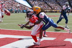 HONOLULU, HI - FEBRUARY 08: Wide receiver Brandon Marshall #15 of the AFC All-Stars Denver Broncos tries to catch an end zone pass broken up by cornerback Al Harris #31 of the the NFC All-Stars Green Bay Packers in the 2009 NFL Pro Bowl at Aloha Stadium on February 8, 2009 in Honolulu, Hawaii. The NFC defeated the AFC 30-21. (Photo by Paul Spinelli/Getty Images)