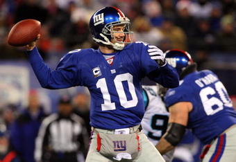 EAST RUTHERFORD, NJ - DECEMBER 21:  Eli Manning #10 of the New York Giants throws a pass against the Carolina Panthers on December 21, 2008 at Giants Stadium in East Rutherford, New Jersey.  (Photo by Jim McIsaac/Getty Images)