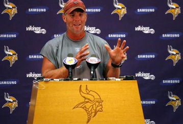 EDEN PRAIRIE, MN - AUGUST 18: Brett Favre talks with the media after his first practice with the Minnesota Vikings on August 18, 2009 at Winter Park in Eden Prairie, Minnesota.  (Photo by Scott A. Schneider/Getty Images)