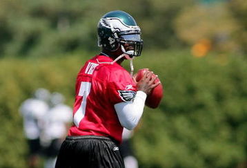PHILADELPHIA - AUGUST 15:  Michael Vick #7 prepares to throw a pass in a workout at the NovaCare Complex on August 15, 2009 in Philadelphia, Pennsylvania.  (Photo by Len Redkoles/Getty Images)