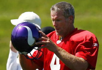 EDEN PRAIRIE, MN - AUGUST 18:  Brett Favre #4 finishes a passing drill during a Minnesota Vikings practice session on August 18, 2009 at Winter Park in Eden Prairie, Minnesota. Favre has reportedly agreed to play for the Vikings, a reversal of his announced retirement.  (Photo by Scott A. Schneider/Getty Images)