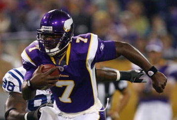 MINNEAPOLIS - SEPTEMBER 14:  Quarterback Tavaris Jackson #7 of the Minnesota Vikings carries the ball during the game against the Indianapolis Colts at the Metrodome on September 14, 2008 in Minneapolis, Minnesota. The Colts defeated the Vikings 18-15.  (Photo by Jeff Gross/Getty Images)
