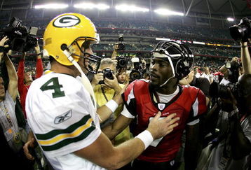 ATLANTA - NOVEMBER 13:  Brett Farve #4 of the Green Bay Packers shakes hands with Michael Vick #7 of the Atlanta Falcons after their game on November 13, 2005 at the Georgia Dome in Atlanta, Georgia. The Packers defeated the Falcons 33-25.   (Photo by Streeter Lecka/Getty Images)