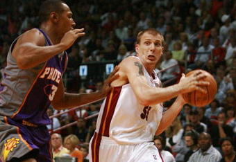 MIAMI - NOVEMBER 09:  Boris Diaw #3 of the Phoenix Suns tries to slow down Jason Williams #55 of the Miami Heat at American Airlines Arena on November 9,  2007 in Miami, Florida. The Suns defeated the Heat 106-101. NOTE TO USER: User expressly acknowledges and agrees that, by downloading and or using this photograph, User is consenting to the terms and conditions of the Getty Images License Agreement.  (Photo by Doug Benc/Getty Images)