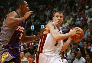 MIAMI - NOVEMBER 09:  Boris Diaw #3 of the Phoenix Suns tries to slow down Jason Williams #55 of the Miami Heat at American Airlines Arena on November 9,  2007 in Miami, Florida. The Suns defeated the Heat 106-101. NOTE TO USER: User expressly acknowledges and agrees that, by downloading and or using this photograph, User is consenting to the terms and conditions of the Getty Images License Agreement.  (Photo by Doug Benc/Getty Images)