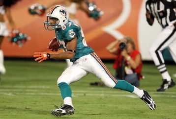 MIAMI - AUGUST 17:  Wide receiver Chris Williams #87 of the Miami Dolphins looks for room to run on a kick return against the Jacksonville Jaguars during a preseason game at Landshark Stadium on August 17, 2009 in Miami, Florida.  (Photo by Doug Benc/Getty Images)
