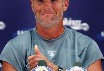 EDEN PRAIRIE, MN - AUGUST 18: Brett Favre talks with the media after his first practice with the Minnesota Vikings on August 18, 2009 at Winter Park in Eden Prairie, Minnesota.  (Photo by Scott A. Schneider/Getty Images)