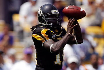 BATON ROUGE, LA - AUGUST 30:  Quarterback Armanti Edwards #14 of the Appalachian State Mountaineers looks to throw a pass against the Louisiana State University Tigers on August 30, 2008 at Tiger Stadium in Baton Rouge, Louisiana.  (Photo by Chris Graythen/Getty Images)