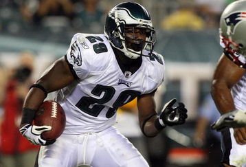 PHILADELPHIA - AUGUST 13:  LeSean McCoy #29 of the Philadelphia Eagles runs the ball against the New England Patriots on August 13, 2009 at Lincoln Financial Field in Philadelphia, Pennsylvania.  (Photo by Jim McIsaac/Getty Images)