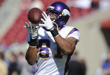 TAMPA, FL - NOVEMBER 16: Wide receiver Visanthe Shiancoe #81 of the Minnesota Vikings warms up for play against the Tampa Bay Buccaneers at Raymond James Stadium on November 16, 2008 in Tampa, Florida.  (Photo by Al Messerschmidt/Getty Images) 