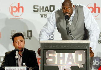 LAS VEGAS - AUGUST 18:  Boxer Oscar De La Hoya (L) and Shaquille O' Neal of the Cleveland Cavaliers talk as they tape a segment for the new ABC television series 'Shaq Vs.' at the Planet Hollywood Resort & Casino August 18, 2009 in Las Vegas, Nevada. The reality show, which launches tonight, follows O'Neal as he competes against star athletes in their respective sports.  (Photo by Ethan Miller/Getty Images)