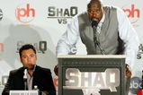 LAS VEGAS - AUGUST 18:  Boxer Oscar De La Hoya (L) and Shaquille O' Neal of the Cleveland Cavaliers talk as they tape a segment for the new ABC television series 'Shaq Vs.' at the Planet Hollywood Resort & Casino August 18, 2009 in Las Vegas, Nevada. The reality show, which launches tonight, follows O'Neal as he competes against star athletes in their respective sports.  (Photo by Ethan Miller/Getty Images)