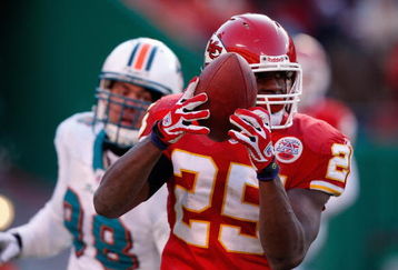 KANSAS CITY, MO - DECEMBER 21:  Jamaal Charles #25 of the Kansas City Chiefs carries the ball during the game against the Miami Dolphins on December 21, 2008 at Arrowhead Stadium in Kansas City, Missouri. (Photo by Jamie Squire/Getty Images)