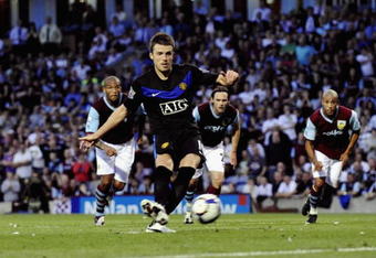 BURNLEY, ENGLAND - AUGUST 19:  Michael Carrick of Manchester United takes and misses a penalty during the Barclays Premier League match between Burnley and Manchester United at Turf Moor on August 19, 2009 in Burnley, England.  (Photoby Laurence Griffiths/Getty Images)