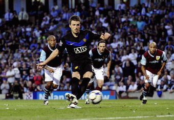 BURNLEY, ENGLAND - AUGUST 19:  Michael Carrick of Manchester United takes and misses a penalty during the Barclays Premier League match between Burnley and Manchester United at Turf Moor on August 19, 2009 in Burnley, England.  (Photoby Laurence Griffiths/Getty Images)