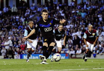 BURNLEY, ENGLAND - AUGUST 19:  Michael Carrick of Manchester United takes and misses a penalty during the Barclays Premier League match between Burnley and Manchester United at Turf Moor on August 19, 2009 in Burnley, England.  (Photoby Laurence Griffiths/Getty Images)