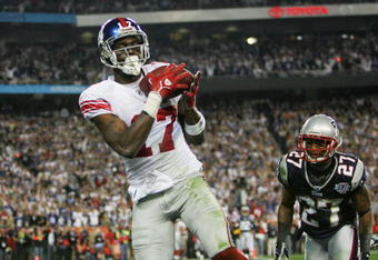 GLENDALE, AZ - FEBRUARY 03:  Wide receiver Plaxico Burress #17 of the New York Giants catches a 13-yard touchdown pass in the fourth quarter over Ellis Hobbs #27 of the New England Patriots during Super Bowl XLII on February 3, 2008 at the University of Phoenix Stadium in Glendale, Arizona.  (Photo by Streeter Lecka/Getty Images)
