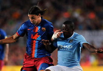 BARCELONA, SPAIN - AUGUST 19:  Zlatan Ibrahimovic (L) of Barcelona duels for the ball with Nedum Onuoha of Manchester City during the Joan Gamper Trophy match between Barcelona and Manchester City at the Camp Nou Stadium on August 19, 2009 in Barcelona, Spain. Manchester City won the match 1-0.  (Photo by Jasper Juinen/Getty Images)