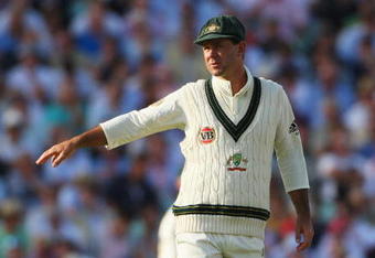 LONDON - AUGUST 20: Ricky Ponting of Australia moves his field during day one of the npower 5th Ashes Test Match between England and Australia at The Brit Oval on August 20, 2009 in London, England.  (Photo by Tom Shaw/Getty Images)