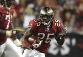 TAMPA, FL - OCTOBER 19: Cornerback Aqib Talib #25 of the Tampa Bay Buccaneers returns an interception against the Seattle Seahawks at Raymond James Stadium on October 19, 2008 in Tampa, Florida.  (Photo by Al Messerschmidt/Getty Images) 