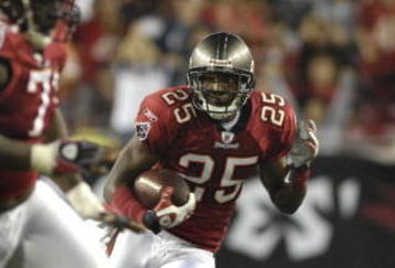 TAMPA, FL - OCTOBER 19: Cornerback Aqib Talib #25 of the Tampa Bay Buccaneers returns an interception against the Seattle Seahawks at Raymond James Stadium on October 19, 2008 in Tampa, Florida.  (Photo by Al Messerschmidt/Getty Images) 