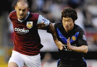 BURNLEY, ENGLAND - AUGUST 19:  Steven Fletcher of Burnley battles for the ball with Ji-Sung Park of Manchester United during the Barclays Premier League match between Burnley and Manchester United at Turf Moor on August 19, 2009 in Burnley, England.  (Photoby Laurence Griffiths/Getty Images)