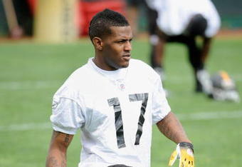 PITTSBURGH - MAY 01:  Mike Wallace #17 of the Pittsburgh Steelers stretches during rookie training camp at the Pittsburgh Steelers Practice Facility on May 1, 2009 in Pittsburgh, Pennsylvania.  (Photo by Joe Sargent/Getty Images)