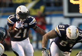 SAN DIEGO - AUGUST 15:  Running back LaDainian Tomlinson #21 of  the San Diego Chargers carries the ball behind the block of guard Nick Hardwick #61 against the Seattle Seahawks on August 15, 2009 at Qualcomm Stadium in San Diego, California.  (Photo by Stephen Dunn/Getty Images)