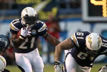SAN DIEGO - AUGUST 15:  Running back LaDainian Tomlinson #21 of  the San Diego Chargers carries the ball behind the block of guard Nick Hardwick #61 against the Seattle Seahawks on August 15, 2009 at Qualcomm Stadium in San Diego, California.  (Photo by Stephen Dunn/Getty Images)