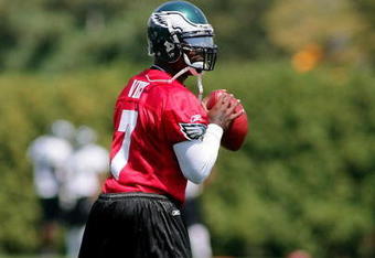 PHILADELPHIA - AUGUST 15:  Michael Vick #7 prepares to throw a pass in a workout at the NovaCare Complex on August 15, 2009 in Philadelphia, Pennsylvania.  (Photo by Len Redkoles/Getty Images)