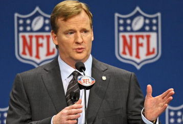 TAMPA, FL - JANUARY 30:  NFL Commissioner Roger Goodell addresses the media at the news conference prior to Super Bowl XLIII on January 30, 2009 at Tampa Convention Center in Tampa, Florida. (Photo by Drew Hallowell/Getty Images)