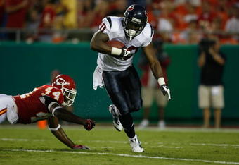 AUGUST 15, 2009 - KANSAS CITY, MO:  Running back Steve Slaton #20 of the Houston Texans carries the ball during the preseason game against the Kansas City Chiefs at Arrowhead Stadium on August 15, 2009 in Kansas City, Missouri. (Photo by Dilip Vishwanat/Getty Images)