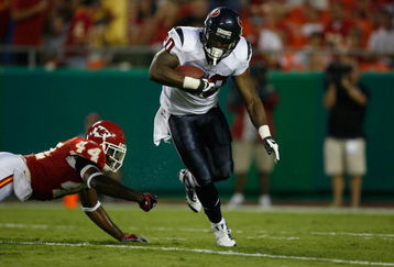 AUGUST 15, 2009 - KANSAS CITY, MO:  Running back Steve Slaton #20 of the Houston Texans carries the ball during the preseason game against the Kansas City Chiefs at Arrowhead Stadium on August 15, 2009 in Kansas City, Missouri. (Photo by Dilip Vishwanat/Getty Images)