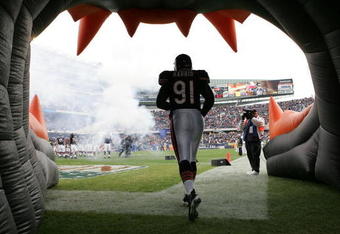 CHICAGO - NOVEMBER 21: Tommie Harris #91 of the Chicago Bears runs out onto the field during the introductions before a game against the Indianapolis Colts on November 21, 2004 at Soldier Field in Chicago, Illinois. The Colts defeated the Bears 41-10. (Photo by Jonathan Daniel/Getty Images)