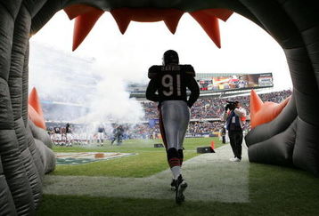 CHICAGO - NOVEMBER 21: Tommie Harris #91 of the Chicago Bears runs out onto the field during the introductions before a game against the Indianapolis Colts on November 21, 2004 at Soldier Field in Chicago, Illinois. The Colts defeated the Bears 41-10. (Photo by Jonathan Daniel/Getty Images)