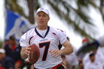 John Elway sets to  pass during an alumni air it out flag football game February 10 before  the 2006 Pro Bowl in Honolulu.  (Photo by Al Messerschmidt/Getty Images)
