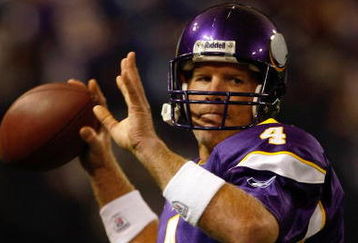 MINNEAPOLIS, MN - AUGUST 21: Quarterback Brett Favre #4 of the Minnesota Vikings passes the football against the Kansas City Chiefs at Hubert H. Humphrey Metrodome on August 21, 2009 in Minneapolis, Minnesota. (Photo by Scott Boehm/Getty Images)