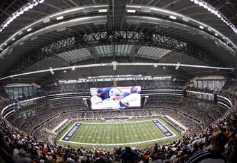 ARLINGTON, TX - AUGUST 21:  Quarterback Tony Romo #9 of the Dallas Cowboys leads his team in the second quarter against the Tennessee Titans during a preseason game at Cowboys Stadium on August 21, 2009 in Arlington, Texas. (Photo by Tom Pennington/Getty Images)