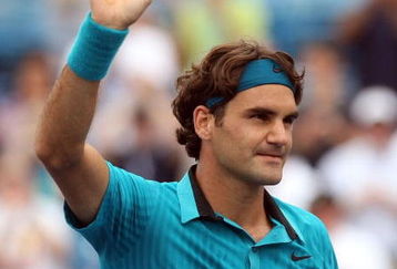 Roger Federer of Switzerland waves to the crowd after defeating Andy Murray of Great Britain during day six of the Western & Southern Financial Group Masters on August 22, 2009 at the Lindner Family Tennis Center in Cincinnati, Ohio.  (Photo by Nick Laham/Getty Images)