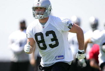 ALAMEDA, CA - MAY 08:  Brandon Myers #83 of the Oakland Raiders runs drills during the Raiders minicamp at the team's permanent training facility on May 8, 2009 in Alameda, California.  (Photo by Ezra Shaw/Getty Images)