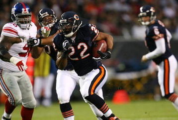 CHICAGO - AUGUST 22: Matt Forte #22 of the Chicago Bears runs for a 32-yard touchdown in the first quarter against the New York Giants during their preseason NFL game at Soldier Field on August 22, 2009 in Chicago, Illinois.  (Photo by Jonathan Daniel/Getty Images)