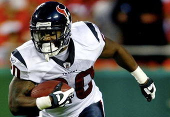 KANSAS CITY, MO - AUGUST 15:  Running back Steve Slaton #20 of the Houston Texans rushes during the preseason game against the Kansas City Chiefs at Arrowhead Stadium on August 15, 2009 in Kansas City, Missouri. (Photo by Dilip Vishwanat/Getty Images)