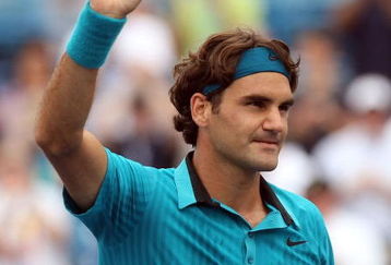 Roger Federer of Switzerland waves to the crowd after defeating Andy Murray of Great Britain during day six of the Western & Southern Financial Group Masters on August 22, 2009 at the Lindner Family Tennis Center in Cincinnati, Ohio.  (Photo by Nick Laham/Getty Images)