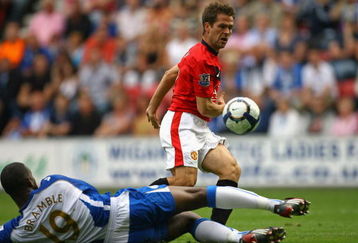 WIGAN, ENGLAND - AUGUST 22:  Michael Owen of Manchester United beats Titus Bramble of Wigan Athletic to score the 4:0 goal during the Barclays Premier League match between Wigan Athletic and Manchester United at the DW Stadium on August 22, 2009 in Wigan, England.  (Photo by Alex Livesey/Getty Images)